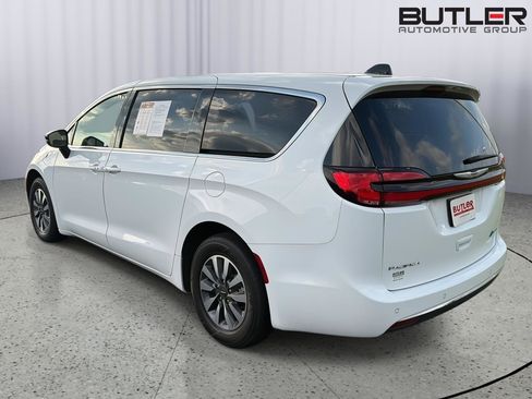 Used 2024 Chrysler Pacifica Limited FWD image 4