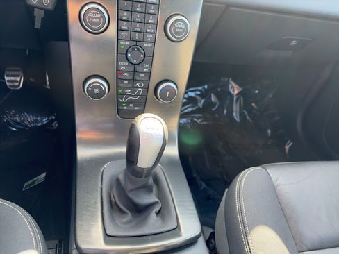 Used 2011 Volvo C30 T5 R-Design image 8