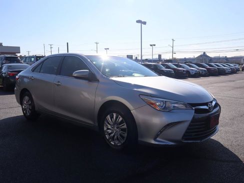 Used 2017 Toyota Camry LE FWD image 7