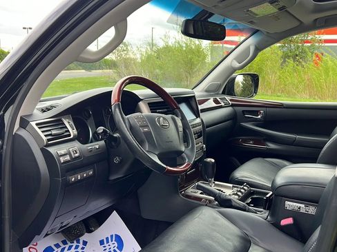 Used 2013 Lexus LX 570 4WD w/ Luxury Pkg image 9