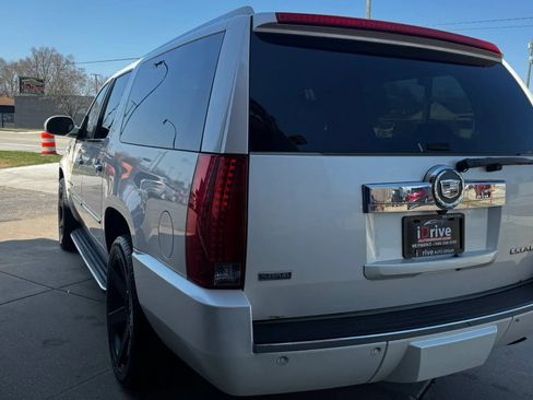 Used 2011 Cadillac Escalade ESV Luxury AWD/4WD image 8