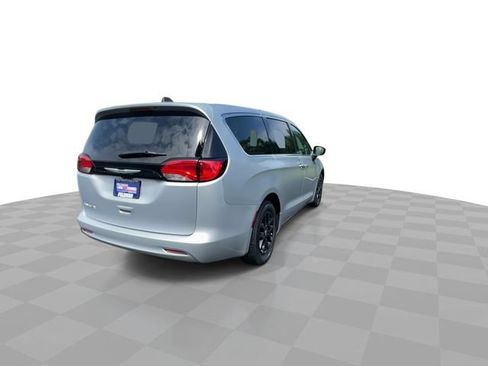 Used 2023 Chrysler Voyager LX FWD image 9