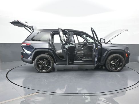 Used 2024 Jeep Grand Cherokee Limited w/ Black Appearance Package image 75