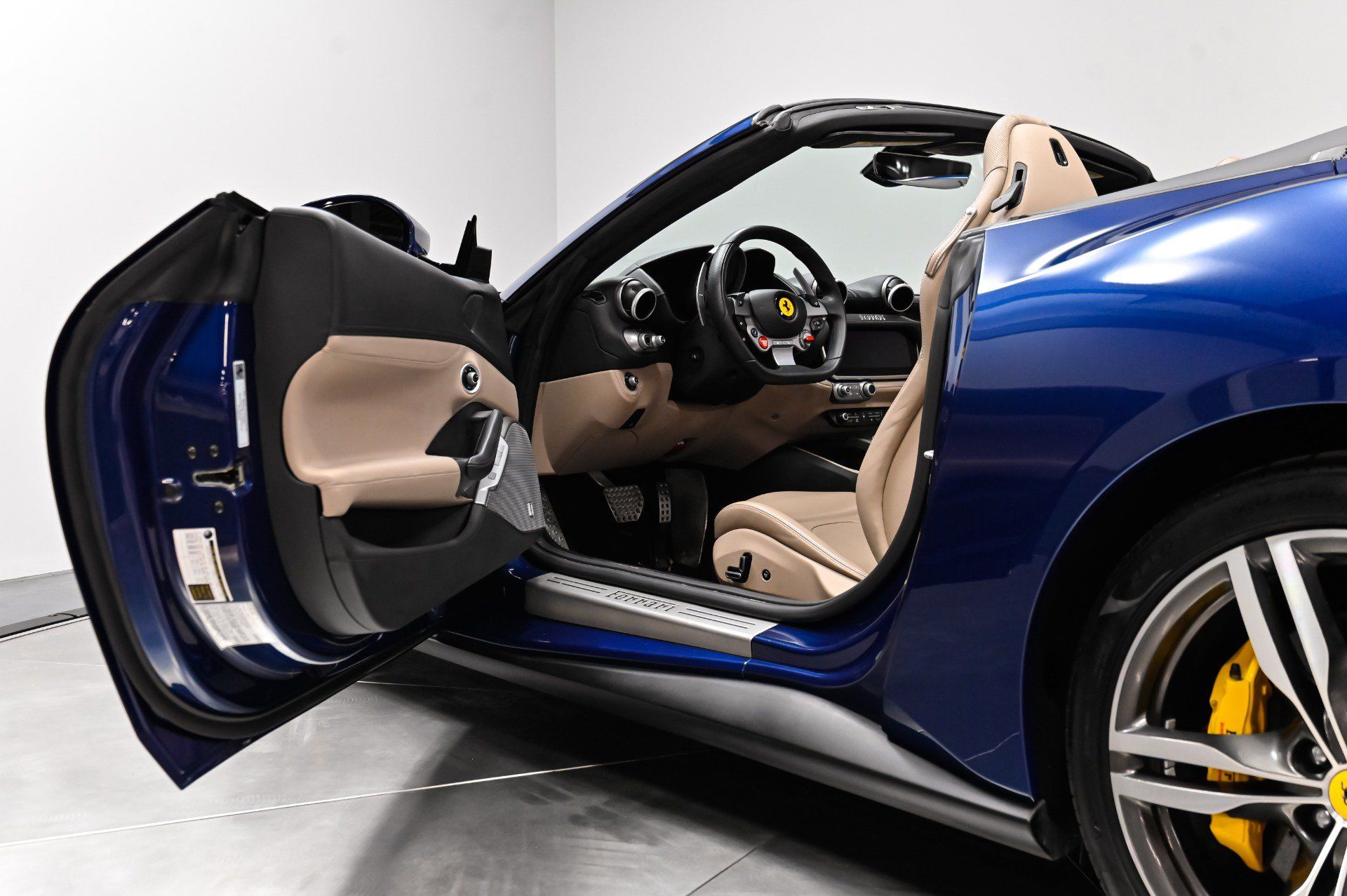 Used 2019 Ferrari Portofino RWD image 39