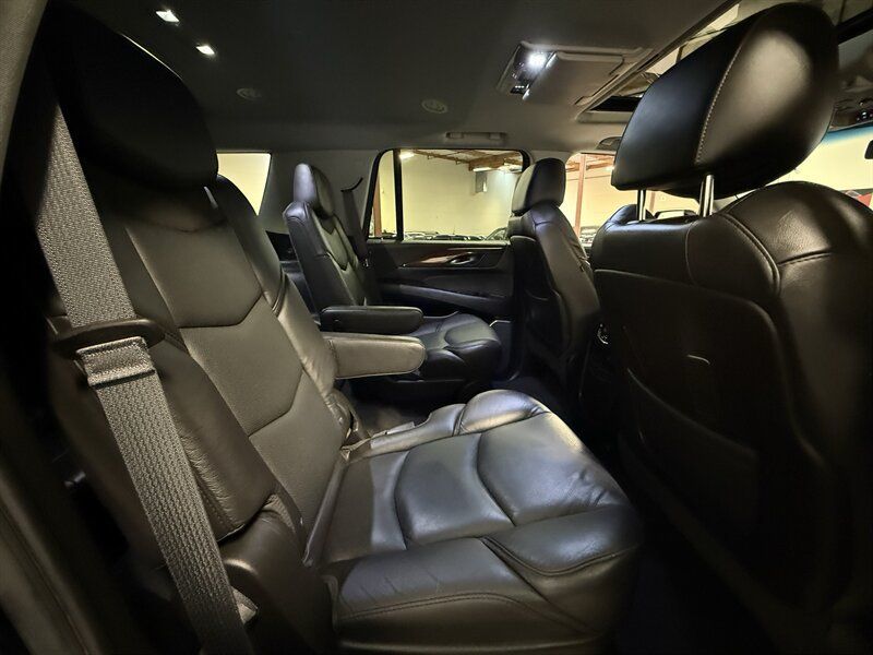Used 2018 Cadillac Escalade Luxury AWD/4WD image 33