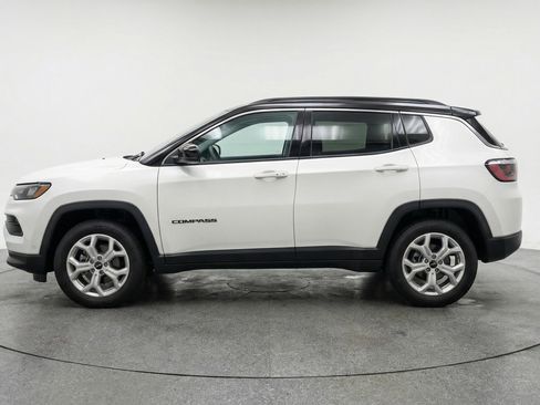 Used 2025 Jeep Compass Latitude image 5