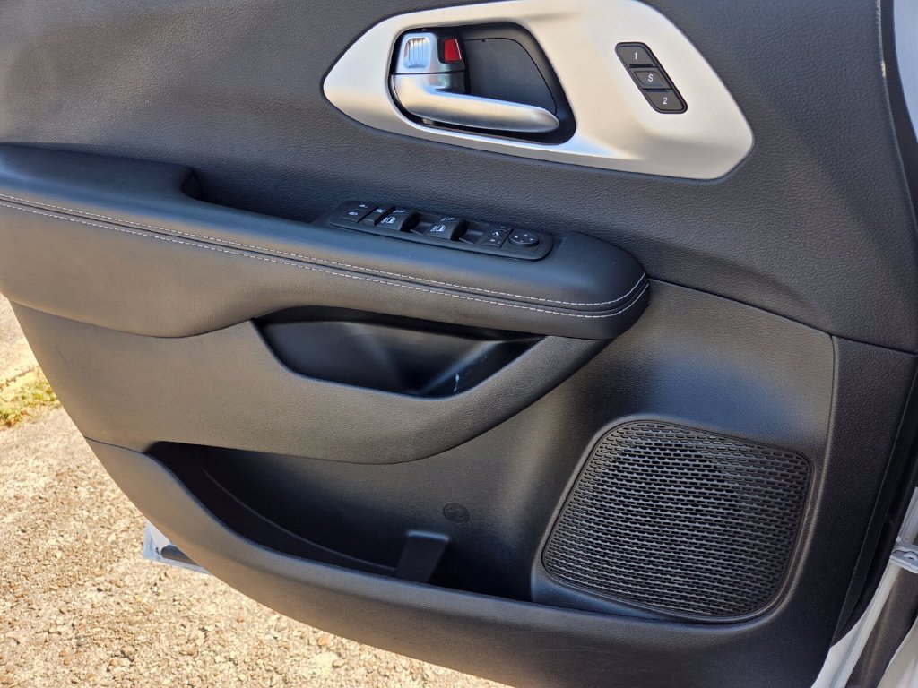 Used 2025 Chrysler Pacifica Limited FWD image 21