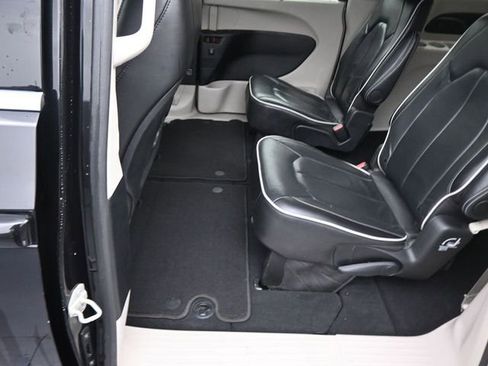 Used 2024 Chrysler Pacifica Limited image 16