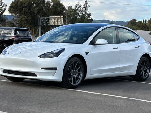 Used 2023 Tesla Model 3 Standard Range image 8