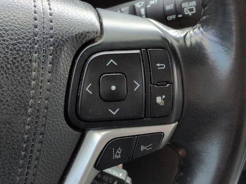 Used 2018 Toyota Highlander Plus FWD image 25
