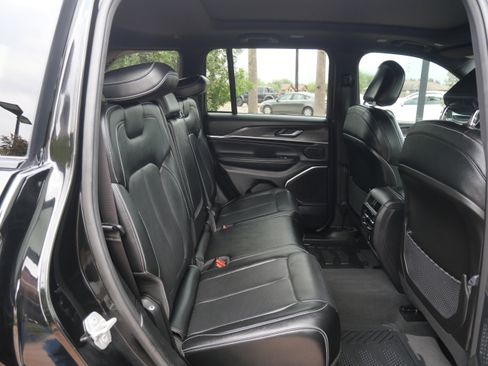 Used 2022 Jeep Grand Cherokee Overland image 12