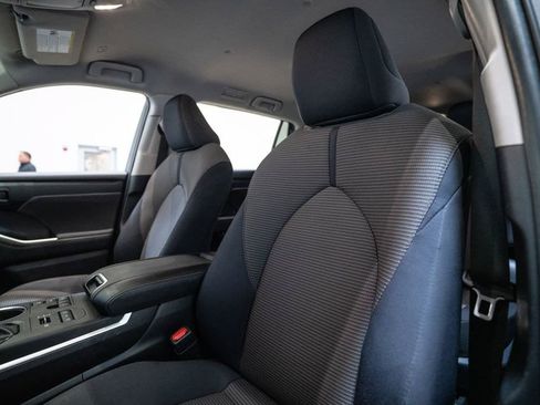 Used 2024 Toyota Highlander LE AWD/4WD image 12