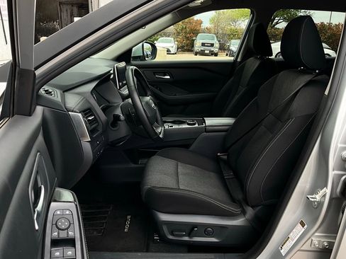 Used 2025 Nissan Rogue SV image 10