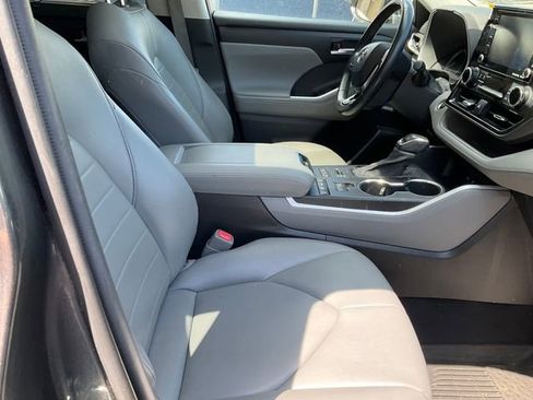 Used 2021 Toyota Highlander XLE AWD/4WD image 8