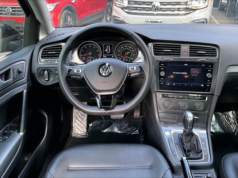 Used 2019 Volkswagen Golf SE image 6