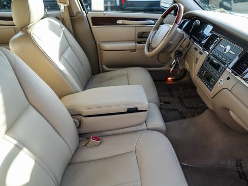 Used 2008 Lincoln Town Car Signature Limited image 17