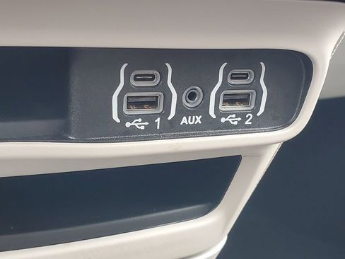 Used 2024 Chrysler Pacifica Touring-L image 29