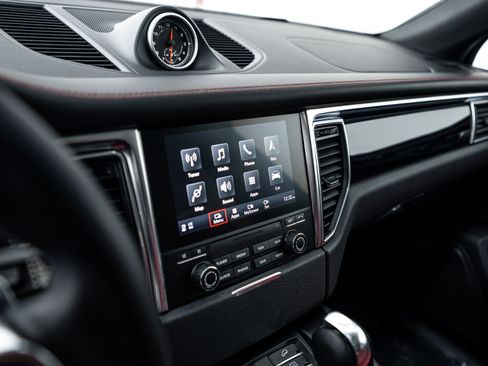 Certified 2018 Porsche Macan image 16