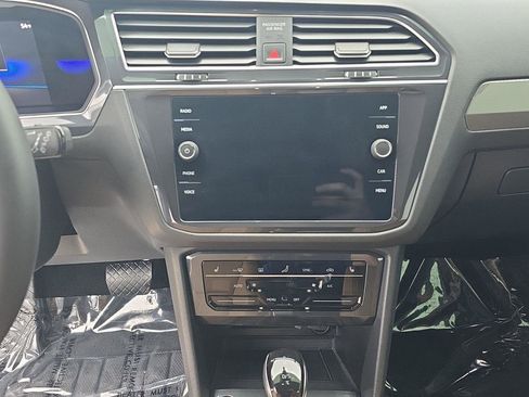 Used 2022 Volkswagen Tiguan SE AWD/4WD image 8