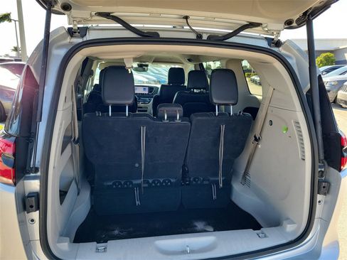 Used 2023 Chrysler Pacifica Touring-L image 15