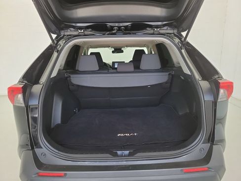 Used 2019 Toyota RAV4 XLE FWD image 11