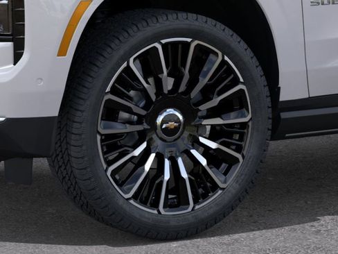 New 2025 Chevrolet Suburban High Country AWD/4WD image 9