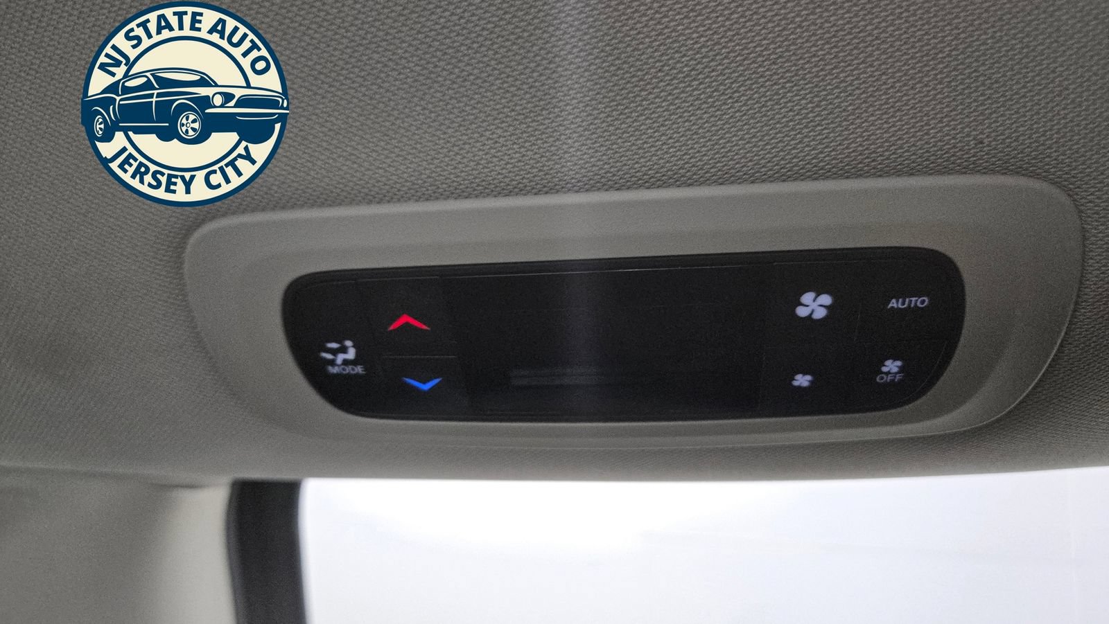 Used 2024 Chrysler Pacifica Limited FWD image 30