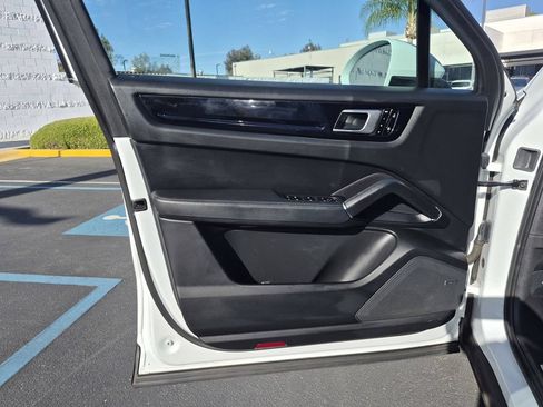 Used 2021 Porsche Cayenne AWD/4WD image 11