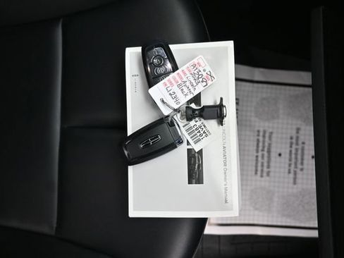 Used 2023 Lincoln Aviator AWD image 13