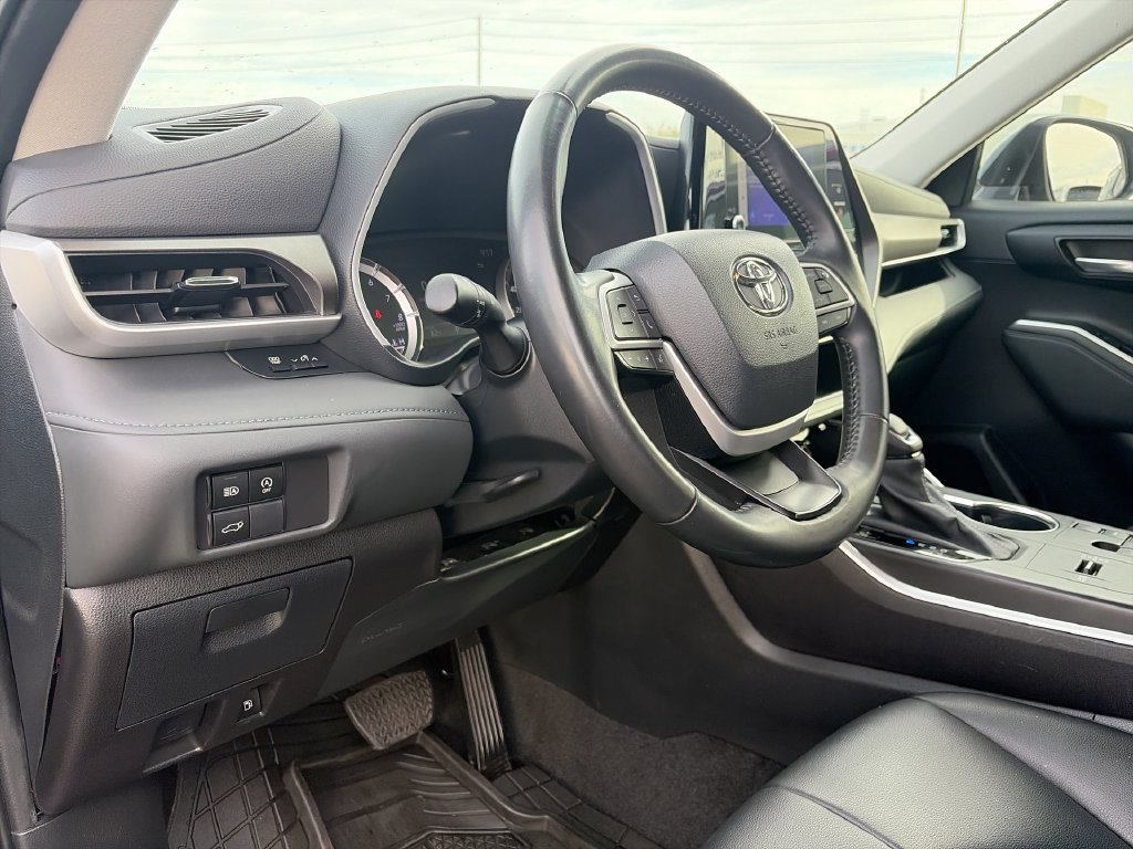 Used 2024 Toyota Highlander XLE FWD image 17