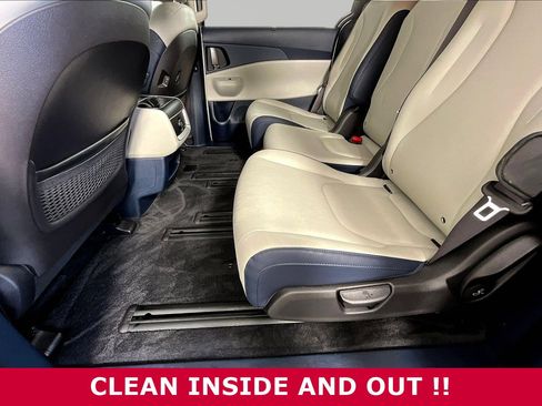Used 2025 Kia Carnival EX FWD image 20