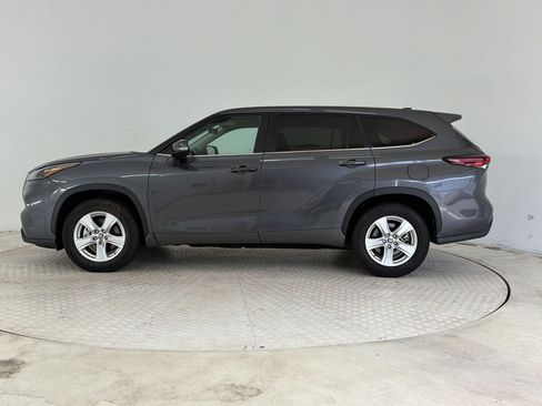 Used 2025 Toyota Highlander LE FWD image 2