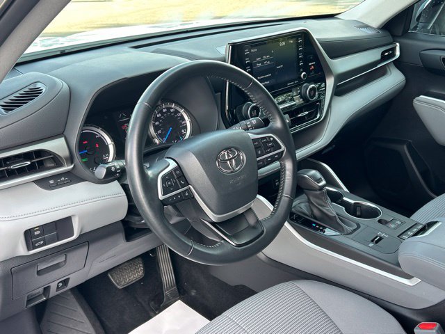 Used 2022 Toyota Highlander LE AWD/4WD image 24