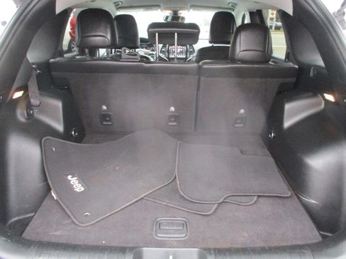 Used 2019 Jeep Cherokee Limited image 24