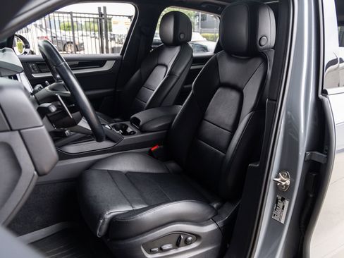 Certified 2024 Porsche Cayenne AWD/4WD image 5