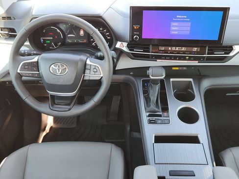 Certified 2026 Toyota Sienna XLE FWD image 19