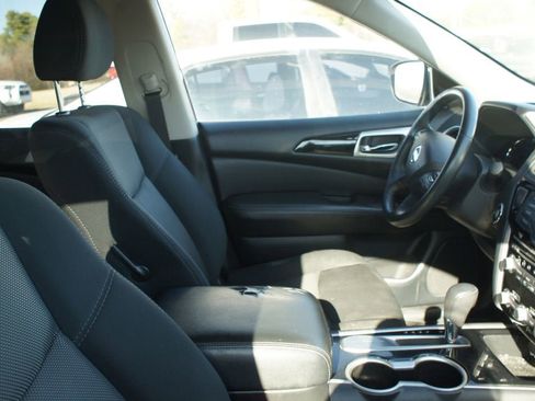 Used 2020 Nissan Pathfinder SV image 2