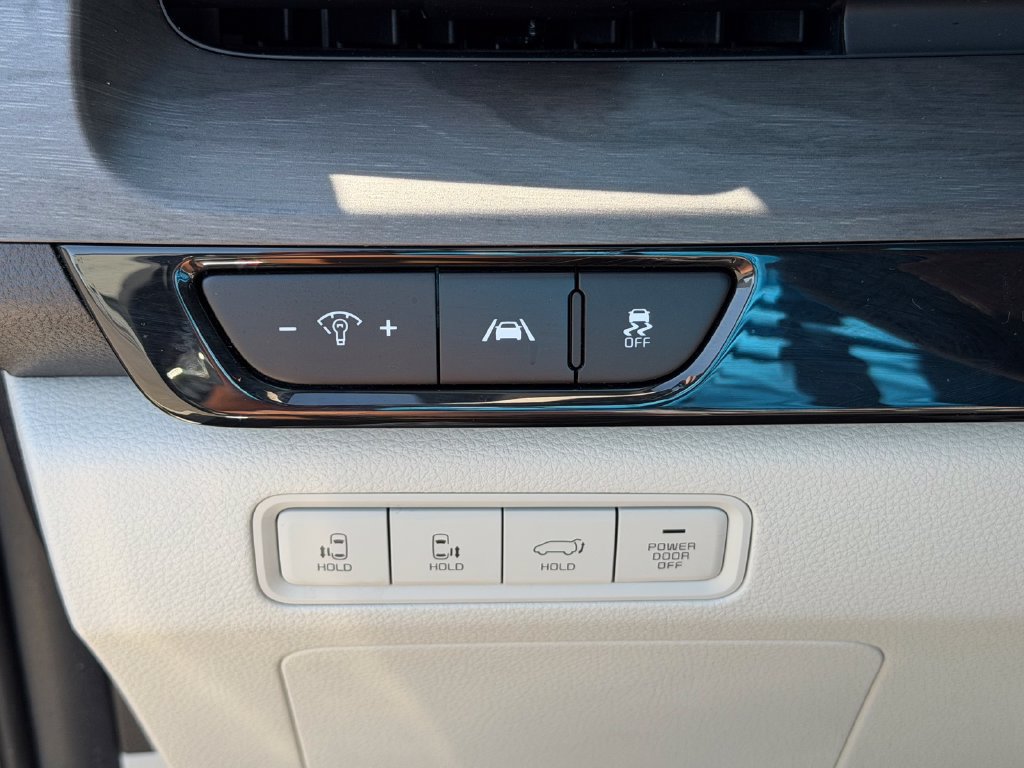 Used 2024 Kia Carnival EX FWD image 11