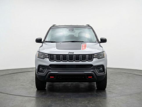 Used 2025 Jeep Compass Trailhawk image 2