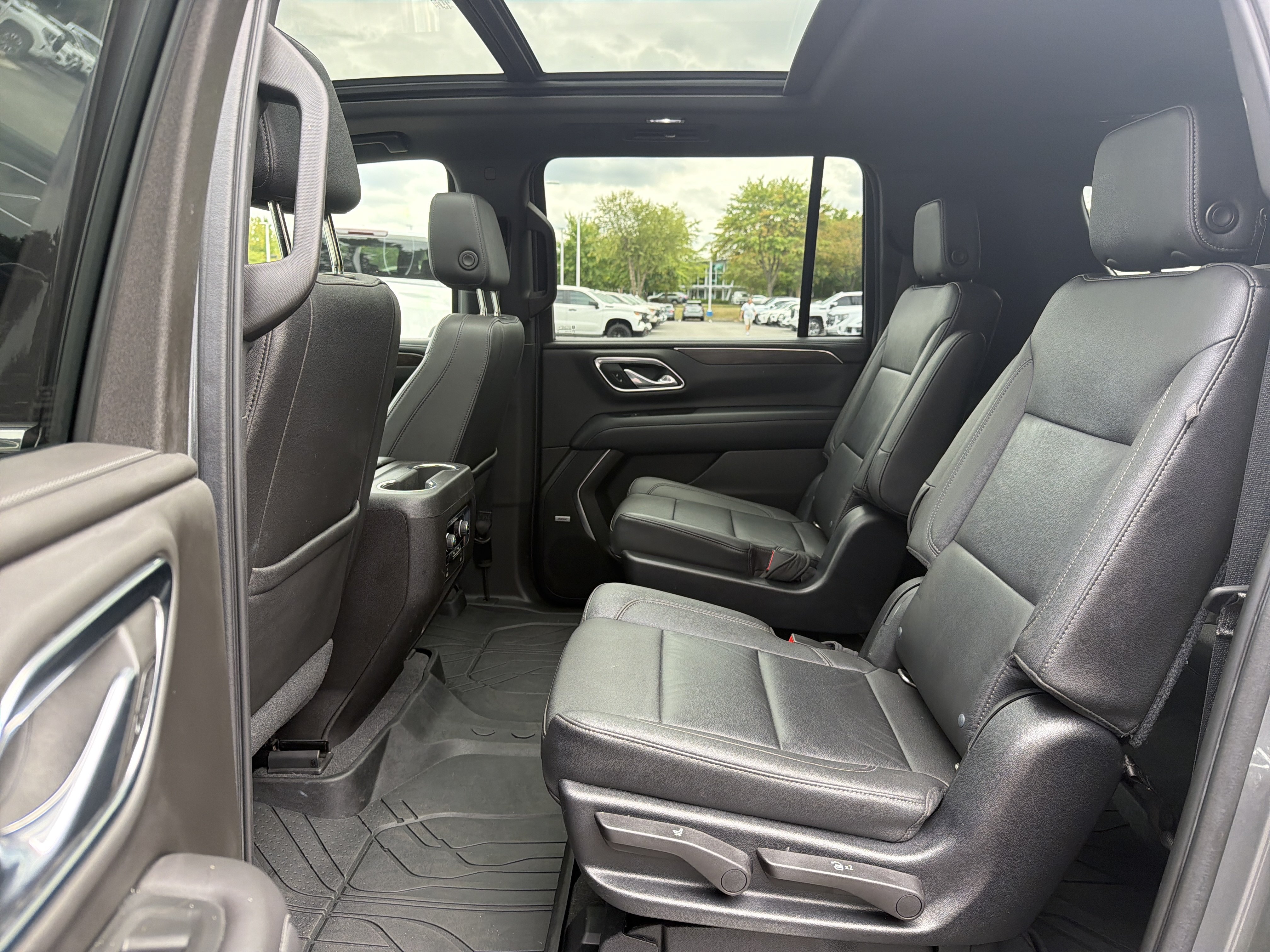 Used 2021 Chevrolet Suburban LT AWD/4WD image 32