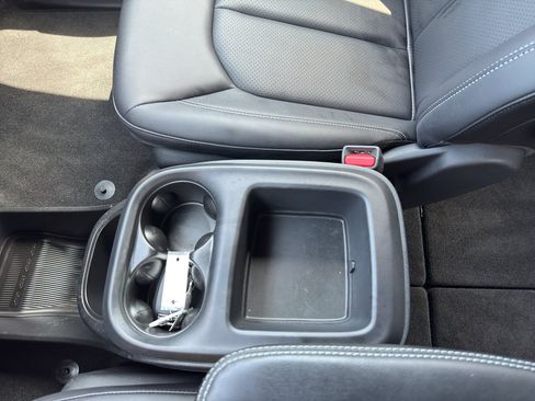 Used 2025 Chrysler Voyager LX FWD image 17
