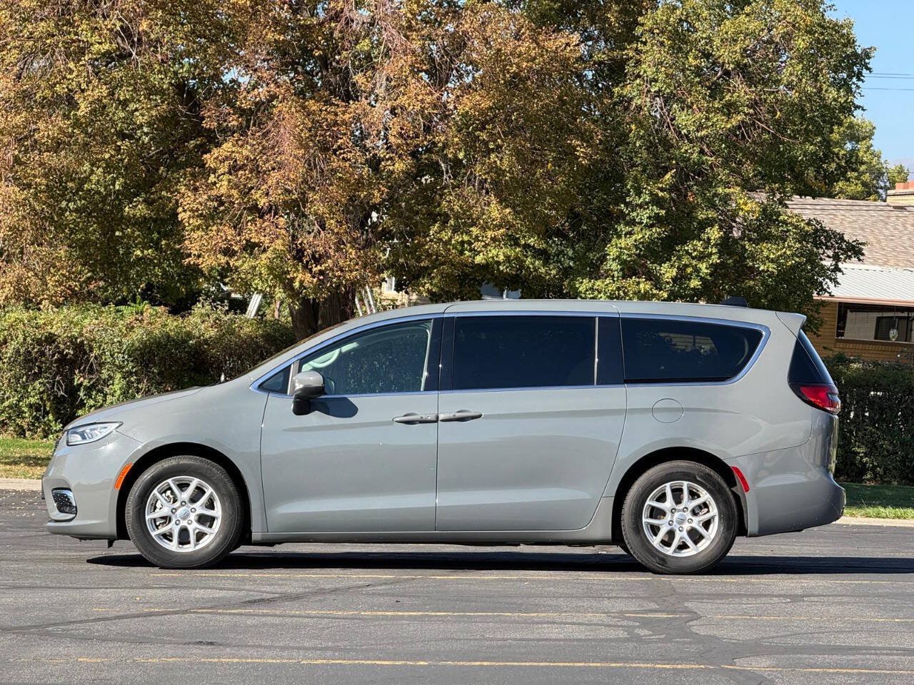 Used 2023 Chrysler Pacifica Touring-L FWD image 2