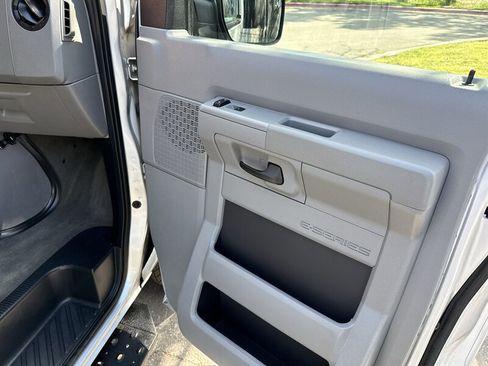 Used 2011 Ford E-350 and Econoline 350 XLT image 23