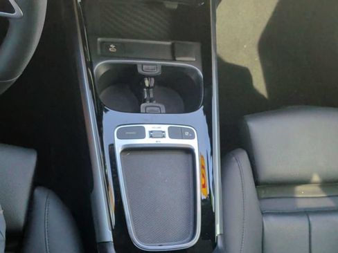 Used 2025 Mercedes-Benz GLB 250 w/ Exclusive Package image 23