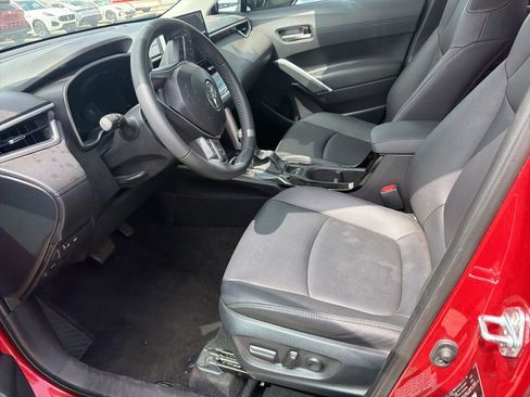 Used 2025 Toyota Corolla Cross XLE w/ Convenience Package FWD image 9