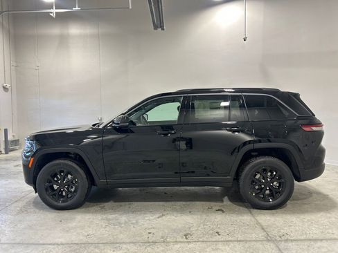 New 2026 Jeep Grand Cherokee Altitude image 9