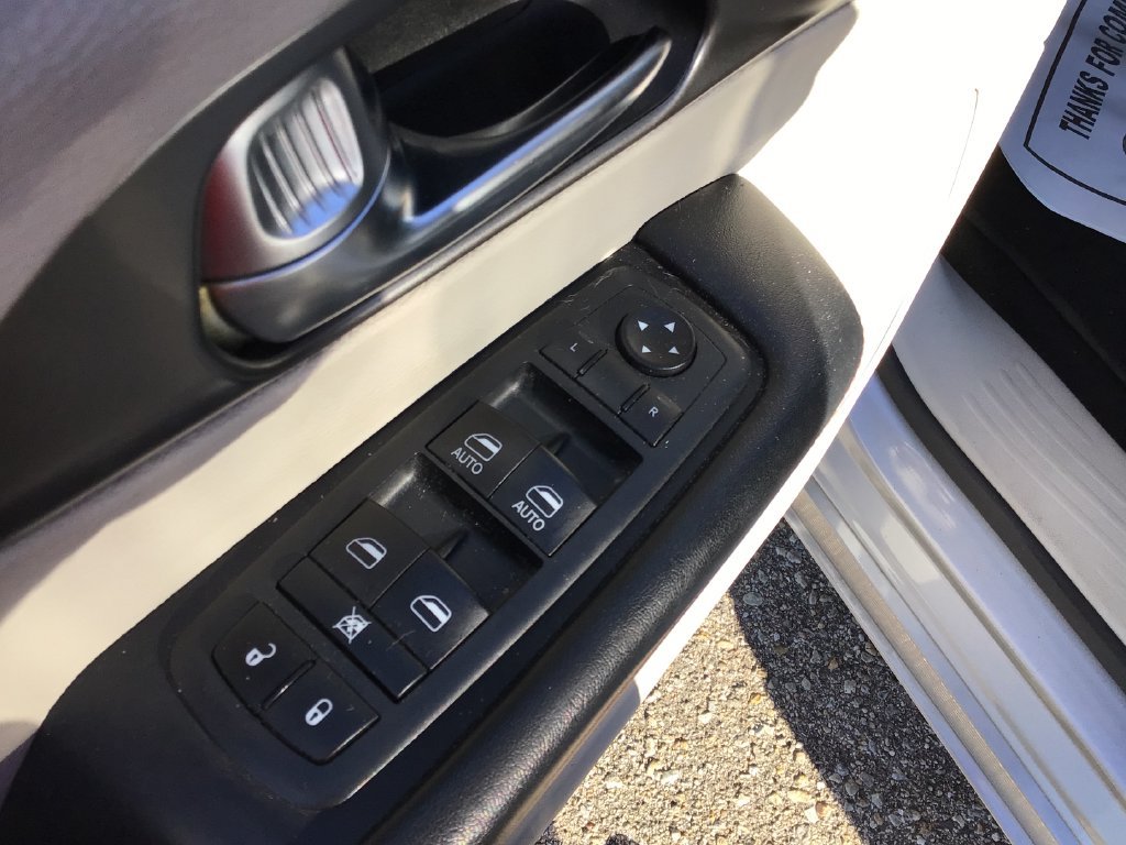 Used 2020 Chrysler Pacifica Touring-L FWD image 12