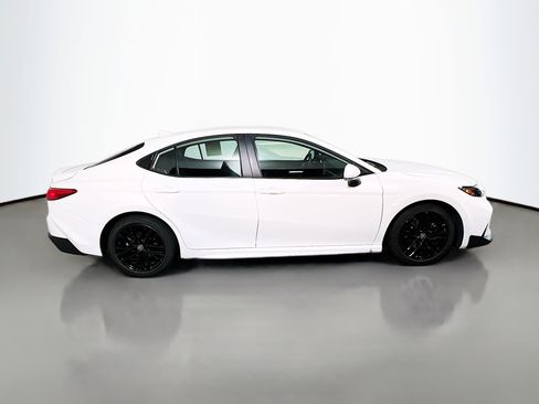 Used 2025 Toyota Camry SE w/ Convenience Package image 3