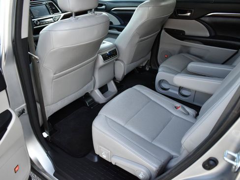 Used 2016 Toyota Highlander Limited FWD image 26