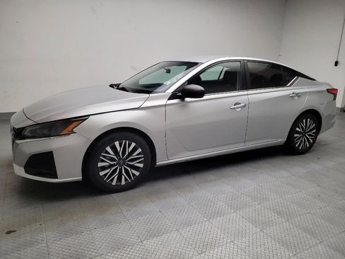 Used 2024 Nissan Altima 2.5 SV image 2